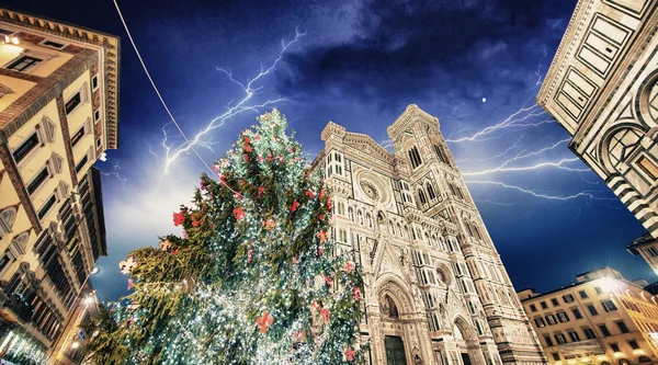 Florencia. Hermosos colores de invierno de Piazza del Duomo con tormenta — Foto de Stock