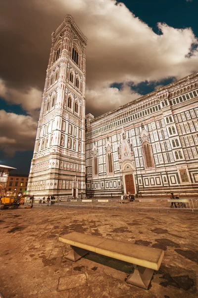 Vacker utsikt över campanile i Florens - piazza del duomo — Stockfoto