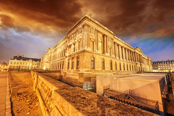 Belles couleurs de coucher de soleil de Paris et ses bâtiments au Louvre Sont — Photo