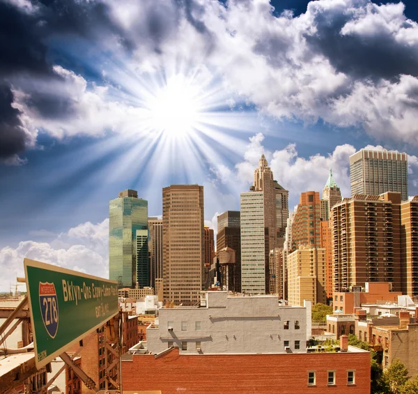 Schöne Aussicht auf die Skyline von Manhattan und hohe Wolkenkratzer - — Stockfoto