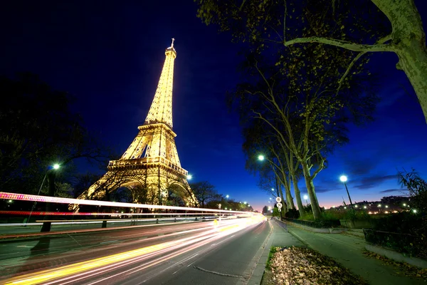 Paris - 1. Dezember: Eiffelturm zeigt seine wunderbaren Lichter bei Sonnenuntergang — Stockfoto