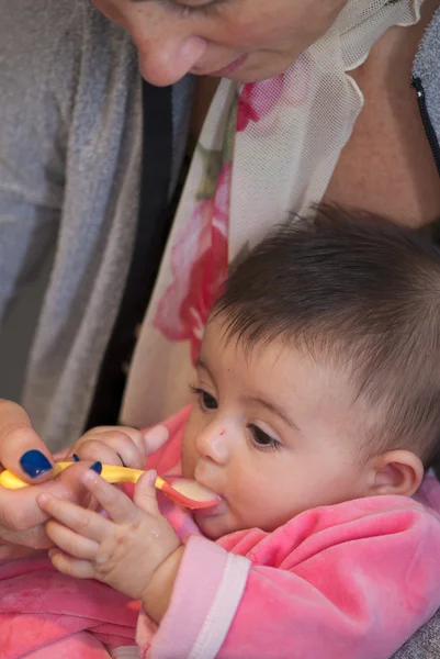 Bebê menina comendo com sua mãe — Fotografia de Stock