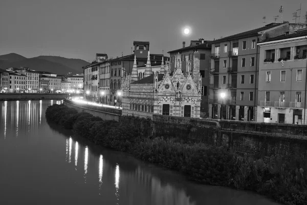 Nacht in pisa, lungarni weergave — Stockfoto