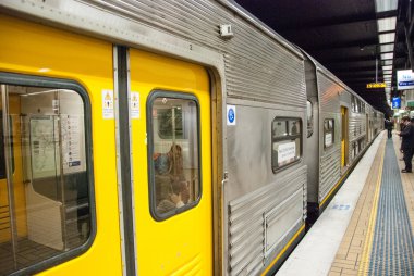 Sydney - 27 Ağustos: metro treninin, Ağustos 27, 2010 için ben bekleyin