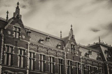 Amsterdam mı? Merkez İstasyonun güzel dış mimarisi