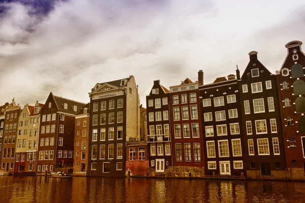 Kanalları ve amsterdam'ın tarihi binalarda. tipik bir amsterdam — Stok fotoğraf