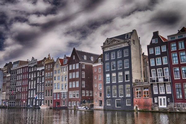 Amsterdam. Maravillosa vista de los canales y edificios de la ciudad en primavera — Foto de Stock