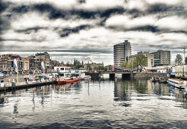 Canais de Amesterdão. Arquitetura típica de Amsterdam . — Fotografia de Stock