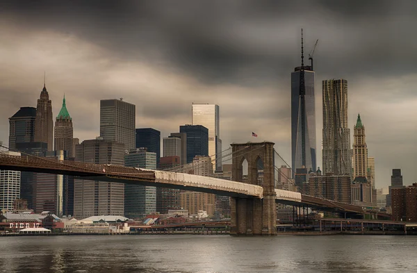 El puente de Brooklyn y el horizonte del Bajo Manhattan visto desde Brookl — Foto de Stock