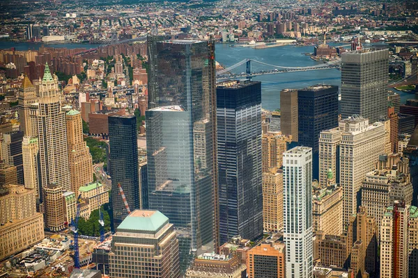 直升机与曼哈顿 b 从曼哈顿下城的鸟瞰图 — 图库照片