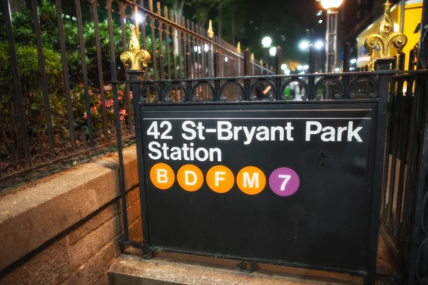 42st - Signo del metro de Bryant Park en la noche de verano, New York Cit —  Fotos de Stock