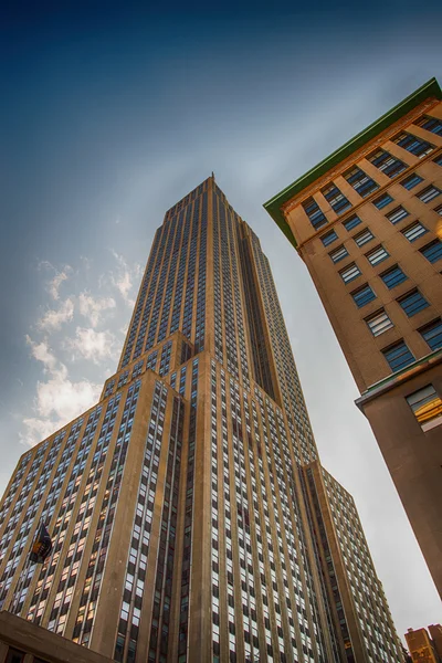 New York City - Jun 12: The Empire State Building vysoko v su — Stock fotografie