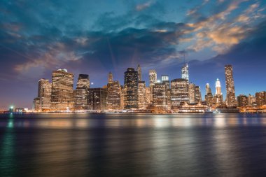 Brooklyn aşağı manhattan siluetinin muhteşem gün batımı görünümü