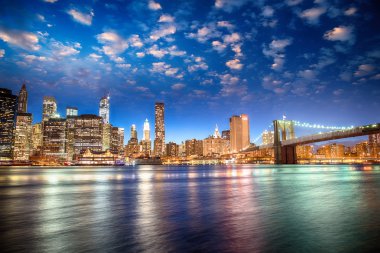 Brooklyn aşağı manhattan siluetinin muhteşem gün batımı görünümü