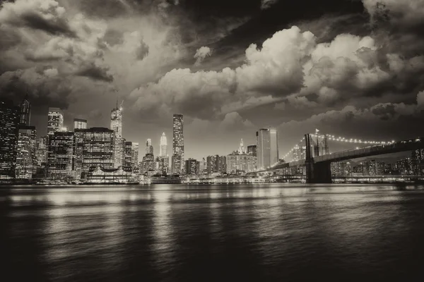 Spectaculaire zonsondergang van lagere skyline van manhattan van brooklyn — Stockfoto