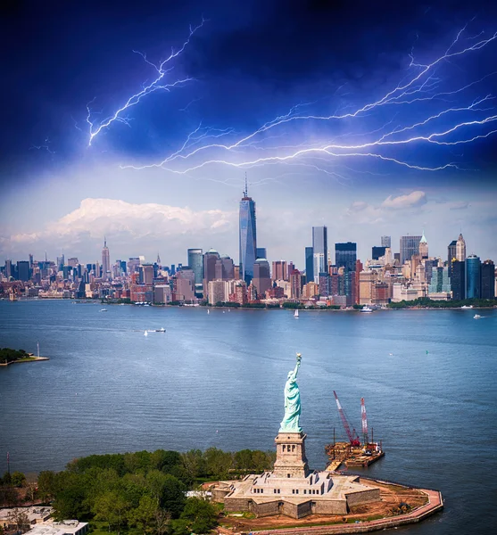 Statue of Liberty and Manhattan skyline. Spectacular helicopter — Stock Photo, Image