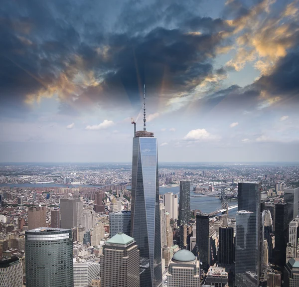 Prachtige zomer zonsondergang luchtfoto van lagere manhattan skyscrape — Stockfoto