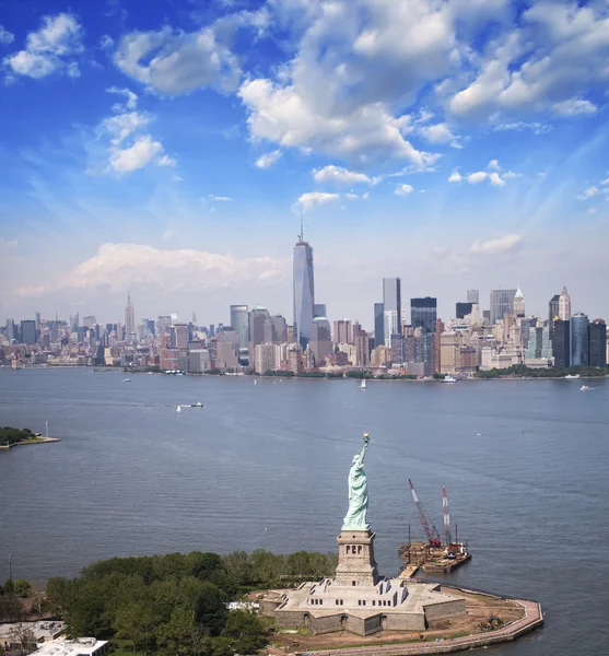 Standbeeld van vrijheid en manhattan skyline. spectaculaire helikopter — Stockfoto