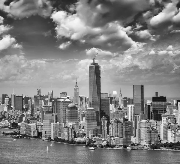 Aerial view of Lower Manhattan and Battery Park on a summer afte — Stock Photo, Image