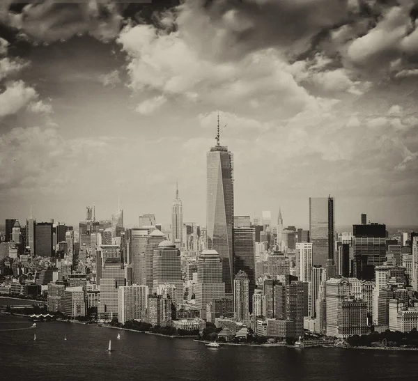 Letecký pohled na dolní manhattan a battery parku na letní ode — Stock fotografie