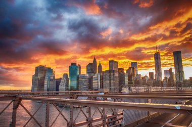 New york şehri. brooklyn Köprüsü sk ile harika gün batımı görünümü