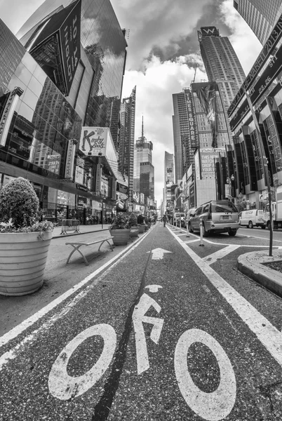 New york city - jun 11: işareti sokakta times Meydanı'nda bisiklet, — Stok fotoğraf