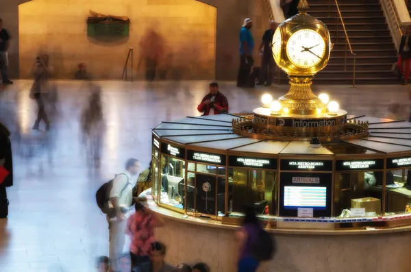 New York City - Jun 10: Grand Central huvudsakliga Concourse klockan på Ju — Stockfoto