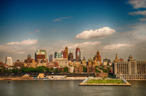 Pier 40 mit Fußballfeldern und unteren Manhattan-Wolkenkratzern, Heli — Stockfoto