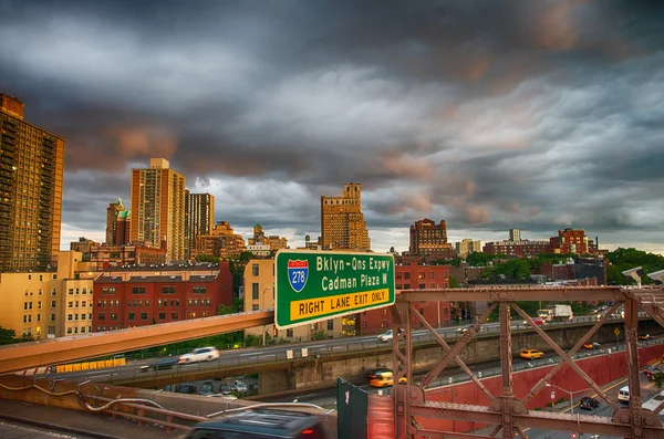 Nova Iorque. Excelente vista do pôr-do-sol da Ponte Brooklyn com Sk — Fotografia de Stock