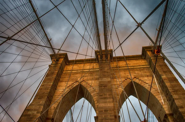 Maravillosa vista del Puente de Brooklyn en una puesta de sol de verano —  Fotos de Stock