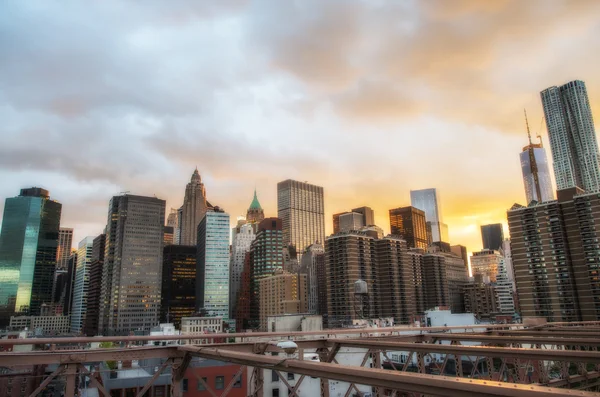 Nova Iorque. Excelente vista do pôr-do-sol da Ponte Brooklyn com Sk — Fotografia de Stock