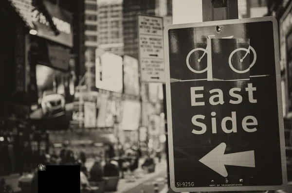 Oostzijde fietspad ondertekenen op times square, new york city — Stockfoto