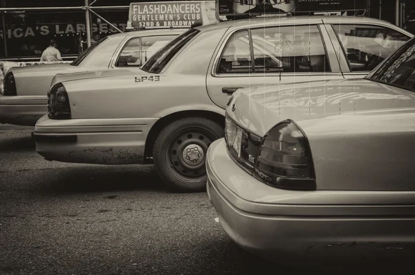 New York - Haziran 11: Sarı taksi hızları Times Meydanı bu aracılığıyla — Stok fotoğraf