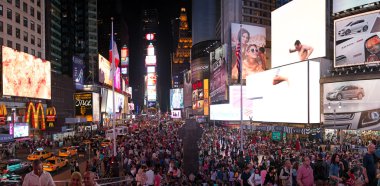 New York City - 8 Haziran: Turist zevk Times Square geceleri, Haziran