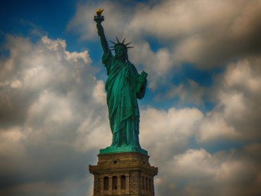 Özgürlük Anıtı, new york şehrinin sembolü yukarı doğru harika manzarasını