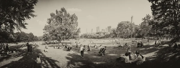NEW YORK CITY - 15 JUIN : Les habitants et les touristes se détendent sur le magnifique Central Park — Photo