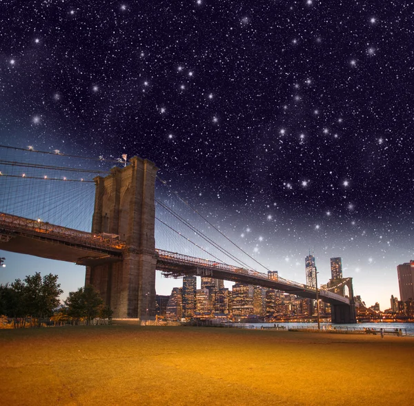 Il ponte di Brooklyn visto da Brooklyn Bridge Park, New York — Foto Stock