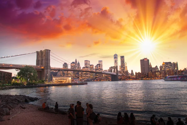New York City. Wonderful sunset view of Brooklyn Bridge and Manhattan skyline. — Stock Photo, Image