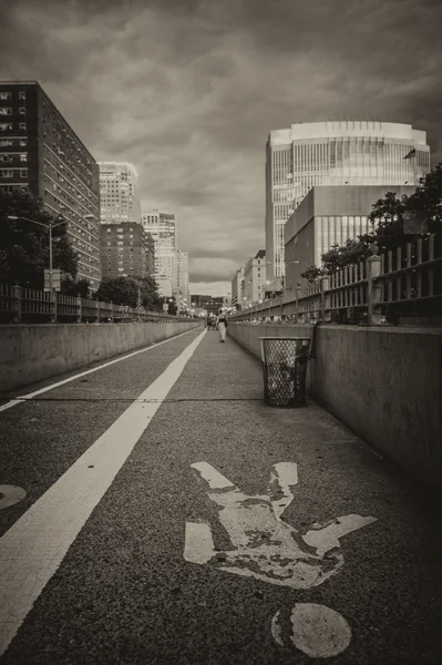 Brooklyn side of Brooklyn Bridge at sunset with pedestrian sign — Stock Photo, Image