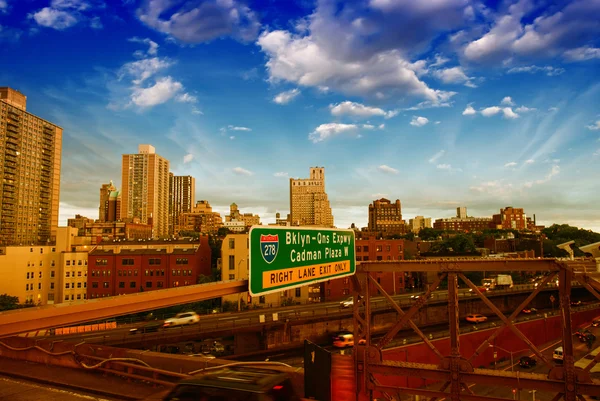 New York City. fantastischer Sonnenuntergang von der Brooklyn Bridge — Stockfoto