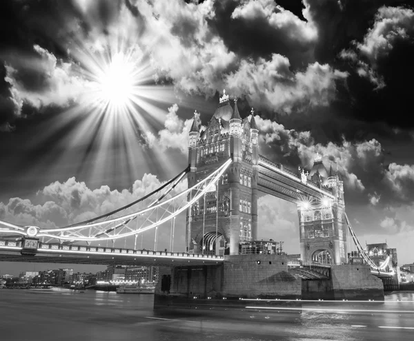 Famoso Tower Bridge por la noche, visto desde Tower of London Área, Reino Unido —  Fotos de Stock