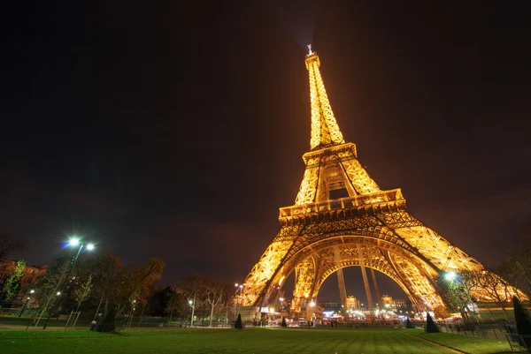 Parijs - 1 Dec: Eiffeltoren toont zijn prachtige lichten — Stockfoto