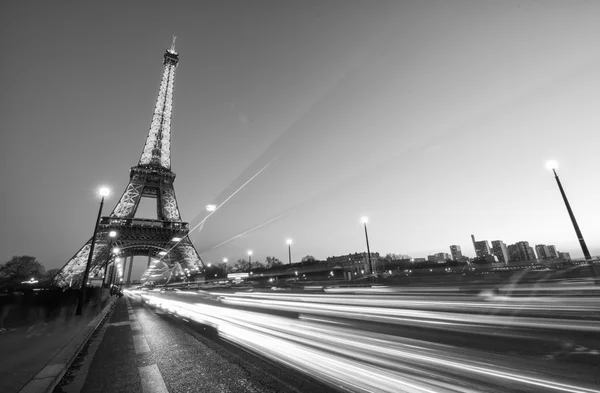 Paris - 1. Dezember: Autos beschleunigen in Pont d 'iena mit Eiffelturm — Stockfoto