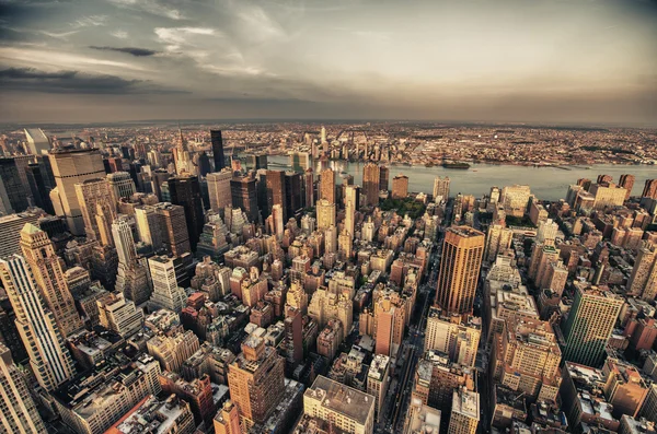Manhattan. Beautiful aerial view of Midtown skyscrapers from the Empire State Building at summer sunset. — Stock Photo, Image