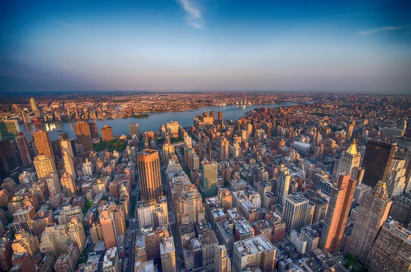 Manhattan. Beautiful aerial view of Midtown skyscrapers from the Empire State Building at summer sunset. — Stock Photo, Image