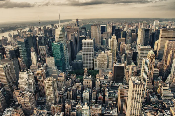 Manhattan. Maravillosa vista al atardecer del horizonte de Midtown desde el Empire State Building . — Foto de Stock