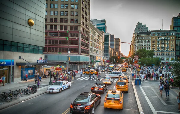 纽约城-君 15: 游客走在联合广场 — 图库照片