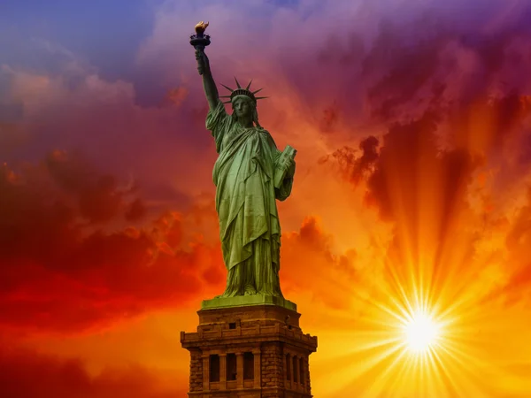 Maravillosa vista hacia arriba de la Estatua de la Libertad, símbolo de la ciudad de Nueva York . —  Fotos de Stock