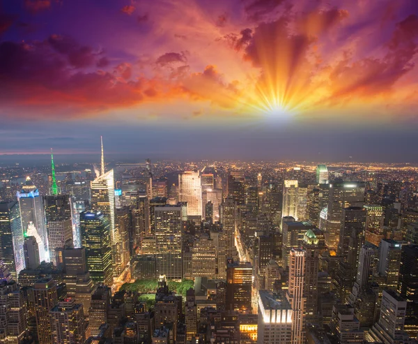 Манхэттен, Нью Йорк. Спектакльный вид на закат Брайант-парка и центра города — стоковое фото