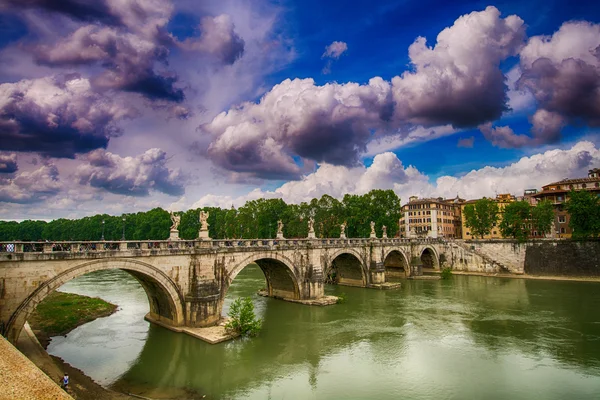 Rome, Włochy. piękny widok Tybru z mostu — Zdjęcie stockowe